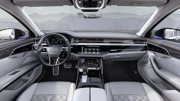 La grande berline de luxe sportive Audi S8 se perfectionne