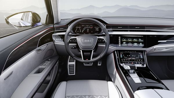 La grande berline de luxe sportive Audi S8 se perfectionne