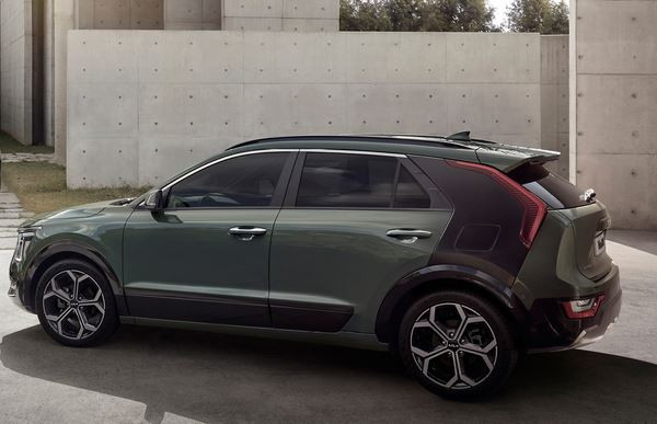 Le Kia Niro adopte un extérieur restylé caractérisé par un large montant arrière
