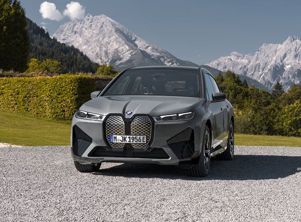 La BMW iX M60 électrique délivre une puissance de 619 ch