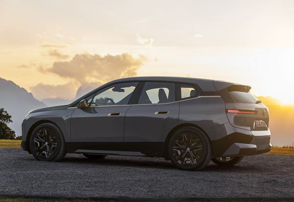La BMW iX M60 électrique délivre une puissance de 619 ch