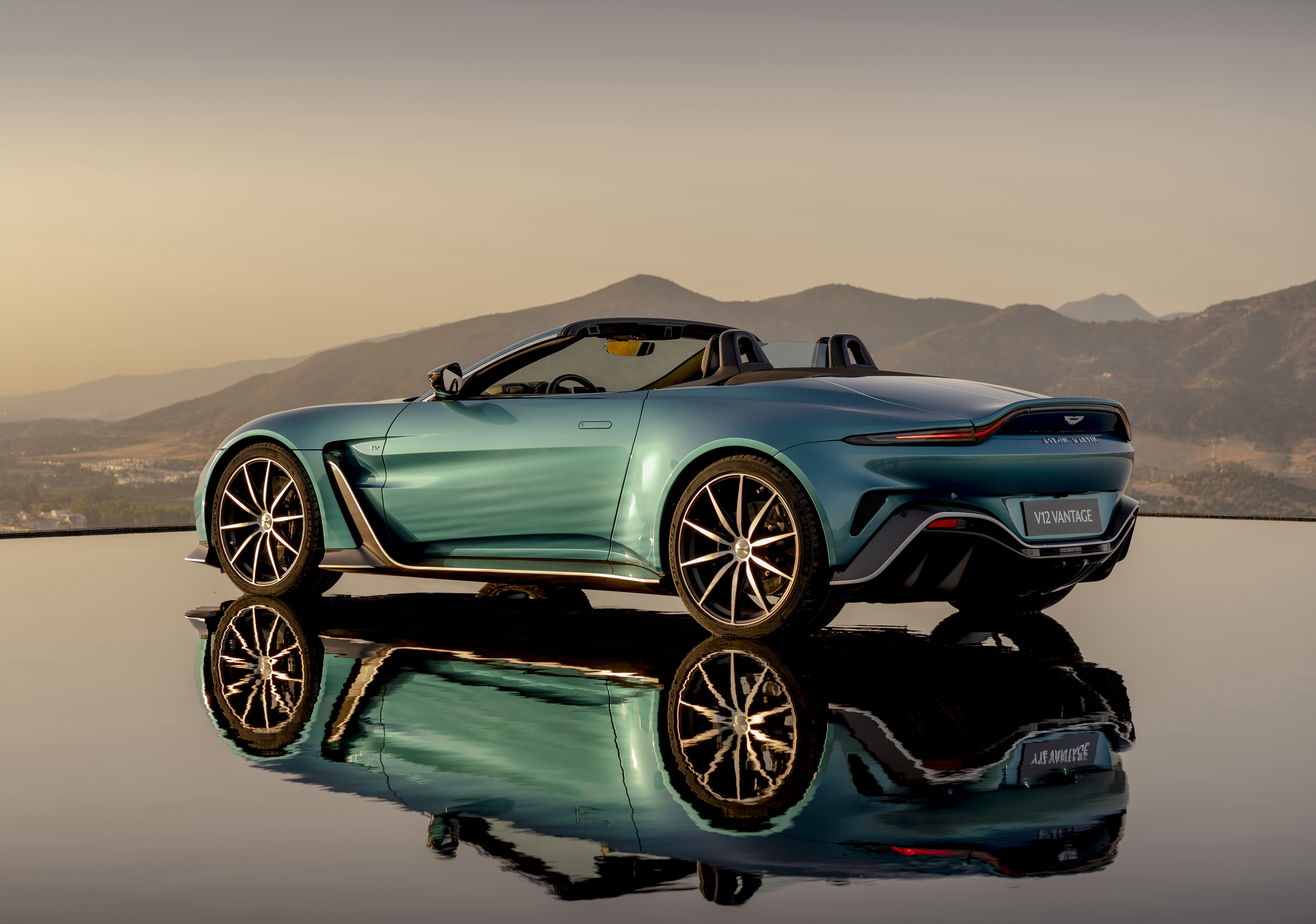 L'Aston Martin V12 Vantage Roadster débite une puissance de 700 ch et 753 Nm de couple