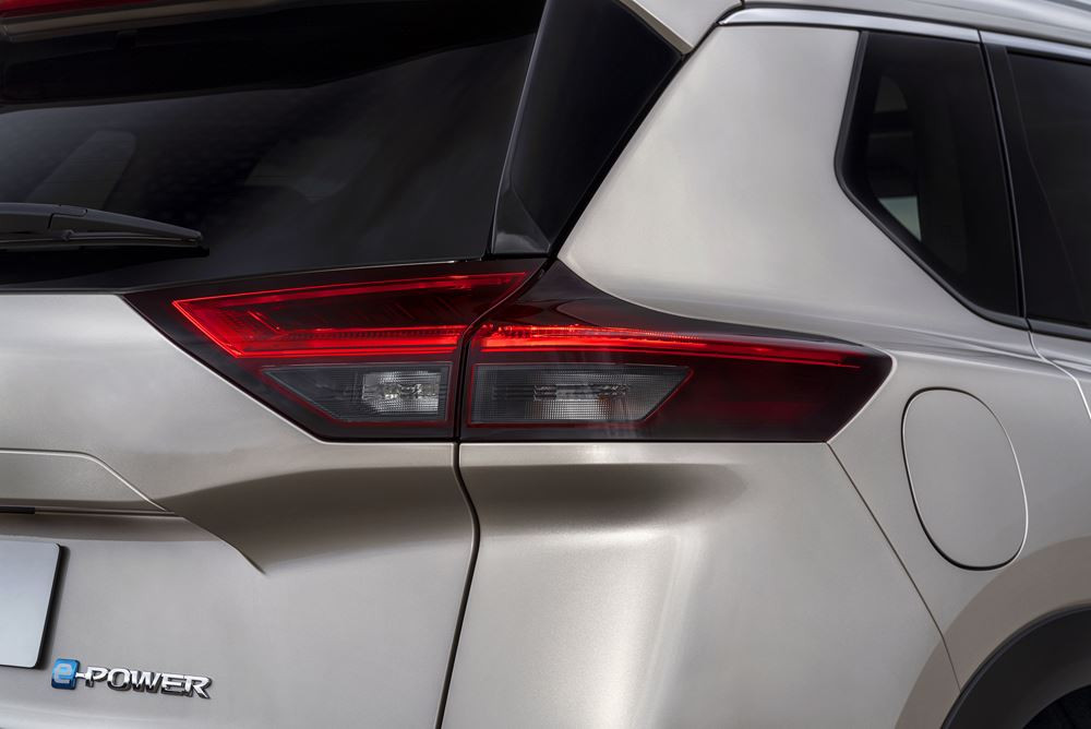 Le crossover familial Nissan X-Trail affiche un design moderne musclé