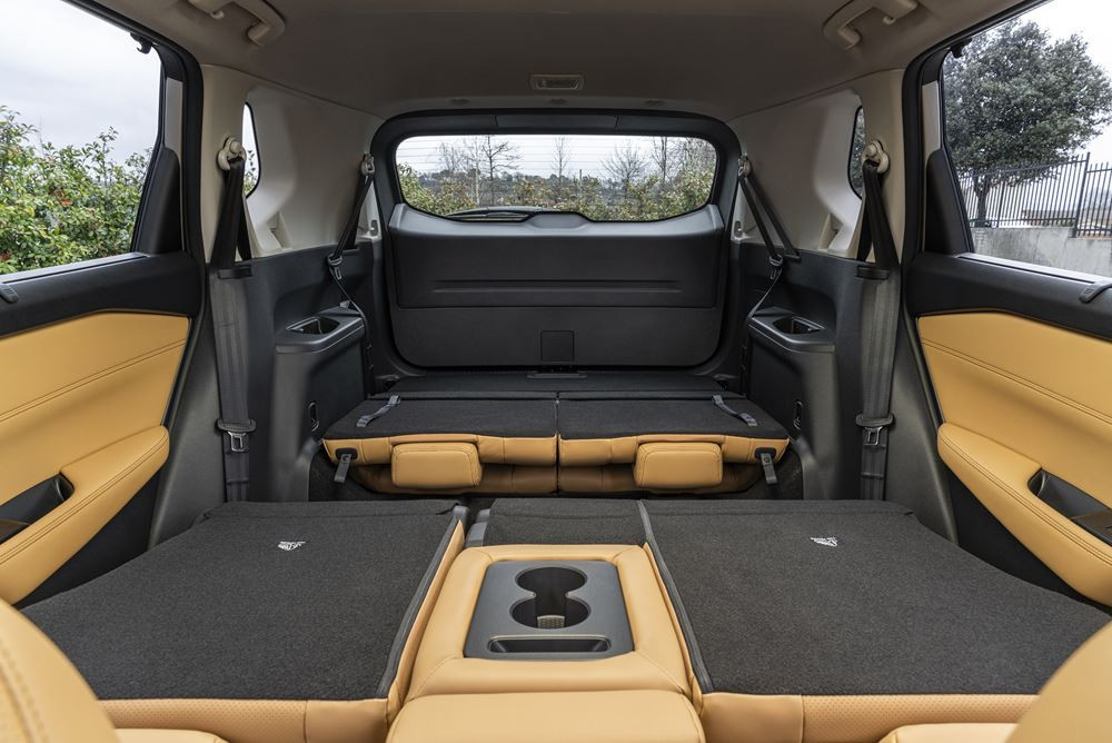 Le crossover familial Nissan X-Trail affiche un design moderne musclé