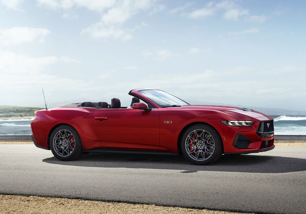 Le cabriolet sportif Ford Mustang renforce son caractère avec un style plus affirmé