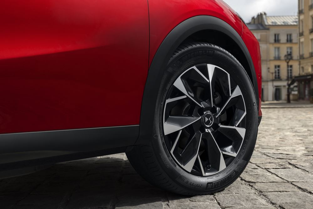 La DS 3 s'offre une calandre élargie réhaussée de pointes de diamants