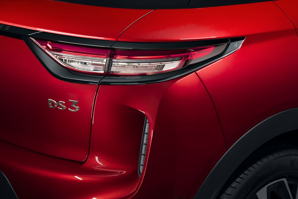 La DS 3 s'offre une calandre élargie réhaussée de pointes de diamants