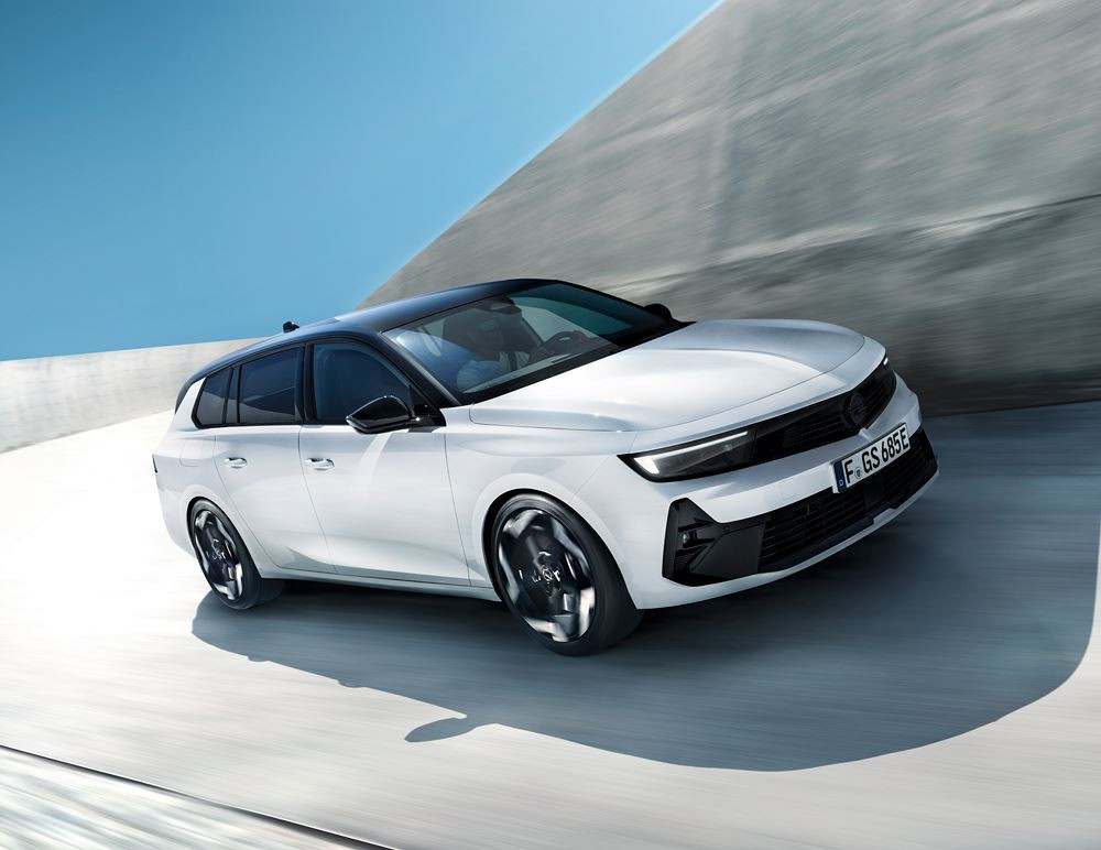 L'Opel Astra Sports Tourer GSe hybride rechargeable repose sur un châssis abaissé de 10 mn
