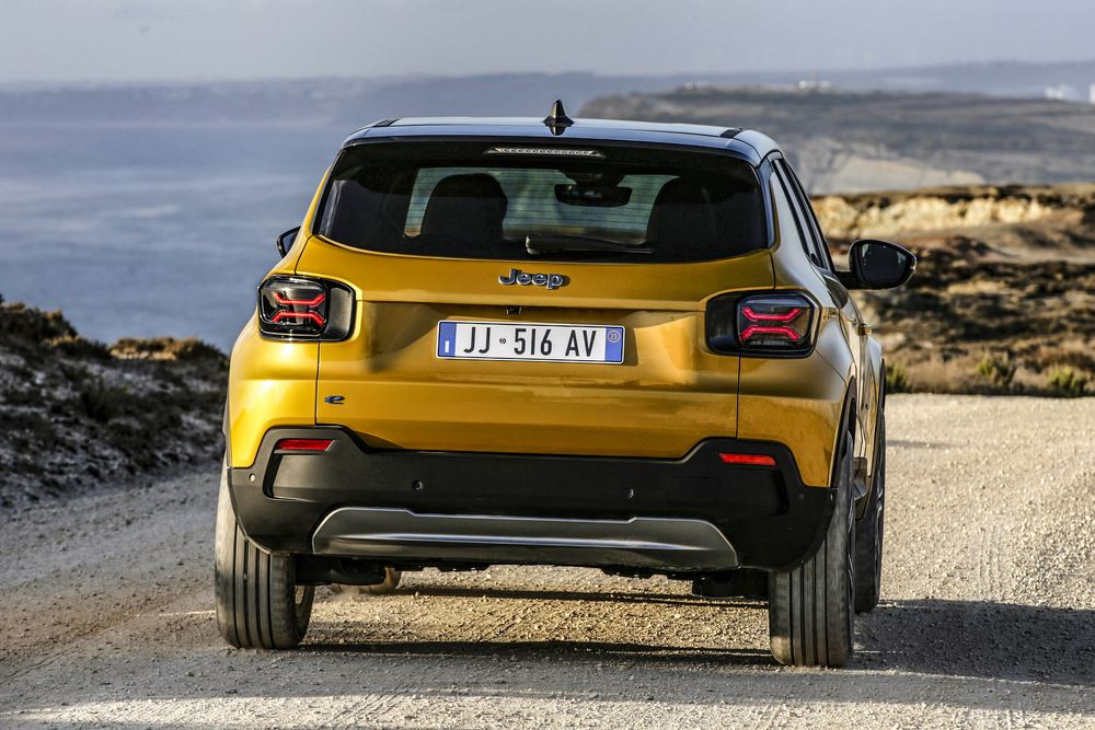 Le SUV urbain électrique à batterie Jeep Avenger affiche une autonomie de 400 kilomètres