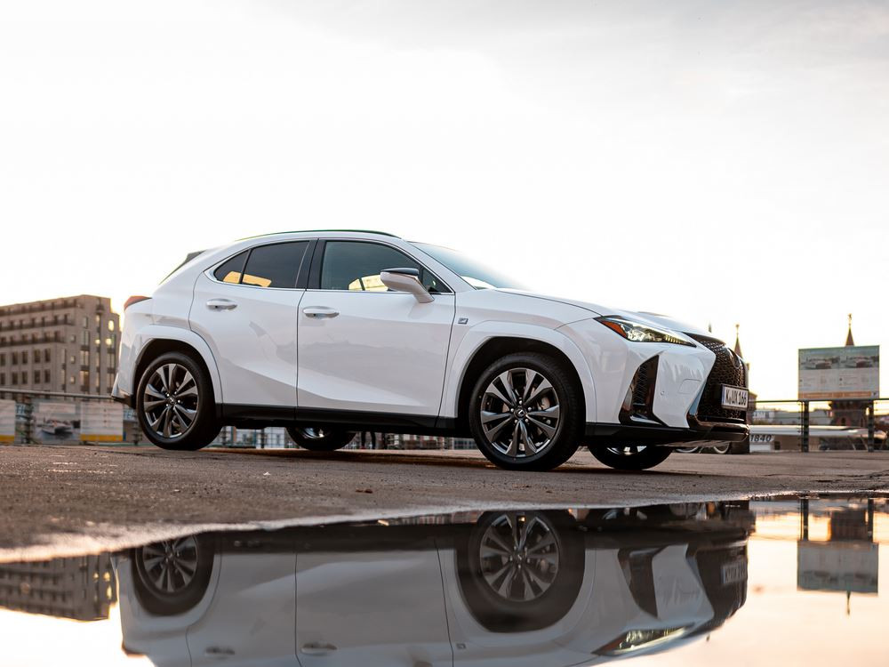 Le SUV compact Lexus UX hybride auto-rechargeable bénéficie d'améliorations