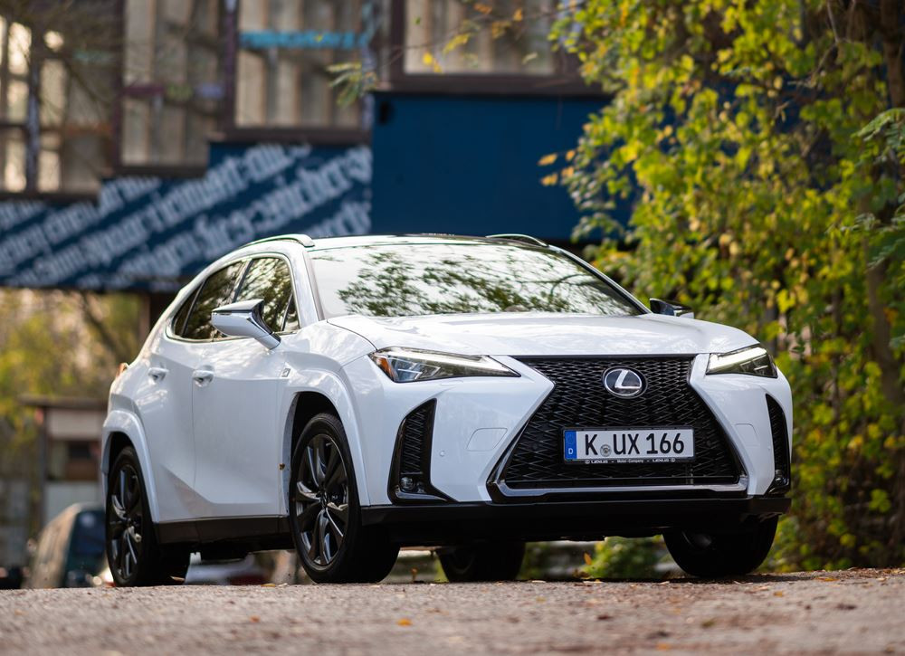 Le SUV compact Lexus UX hybride auto-rechargeable bénéficie d'améliorations