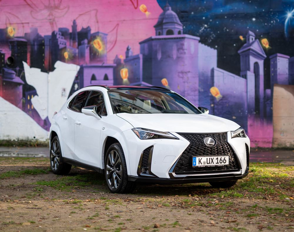 Le SUV compact Lexus UX hybride auto-rechargeable bénéficie d'améliorations