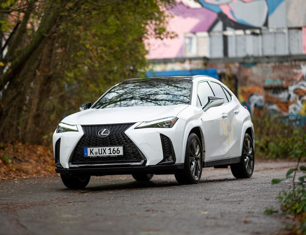 Le SUV compact Lexus UX hybride auto-rechargeable bénéficie d'améliorations