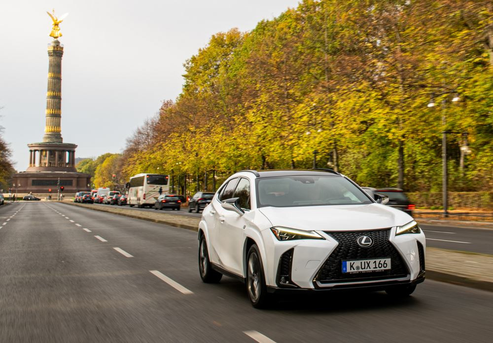 Le SUV compact Lexus UX hybride auto-rechargeable bénéficie d'améliorations
