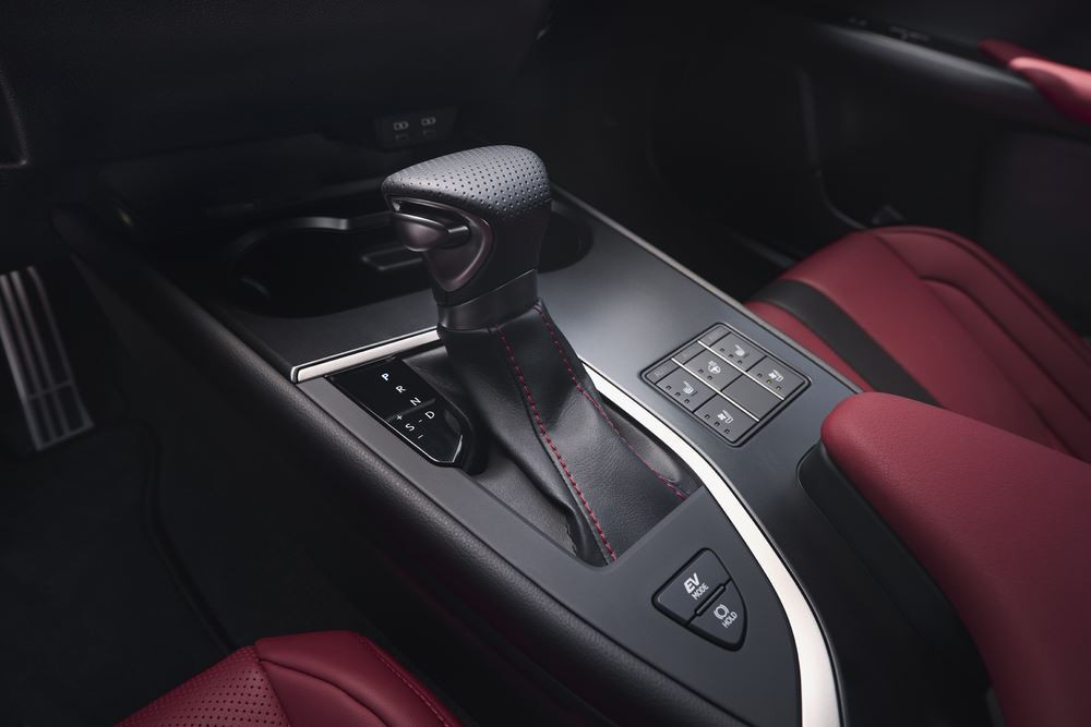 Le SUV compact Lexus UX hybride auto-rechargeable bénéficie d'améliorations