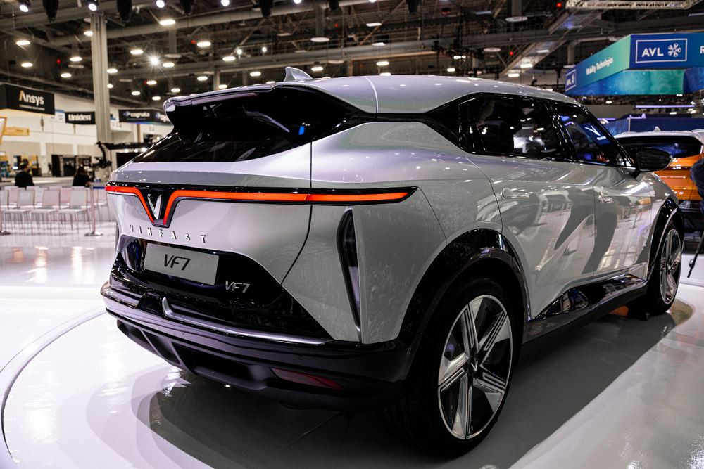 Le SUV compact électrique VinFast VF7 affiche un design dynamique