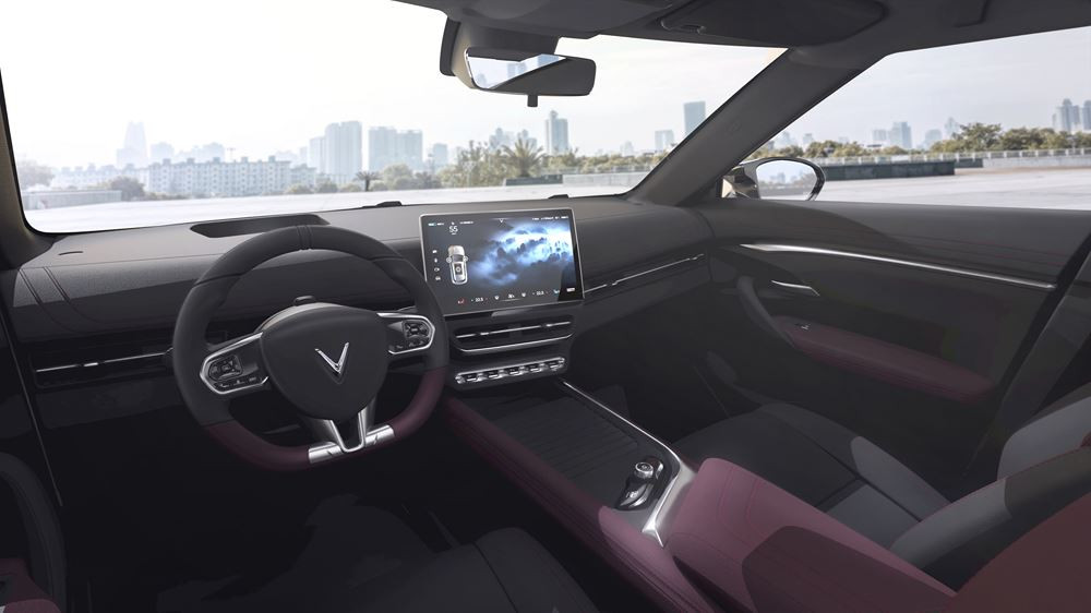 Le SUV compact électrique VinFast VF7 affiche un design dynamique