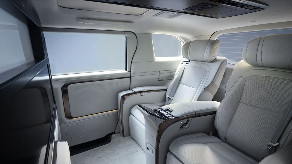 Le grand van de luxe Lexus LM offre le confort d'une limousine