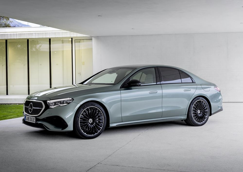 La berline classique à trois volumes Mercedes Classe E offre une direction de l'essieu arrière