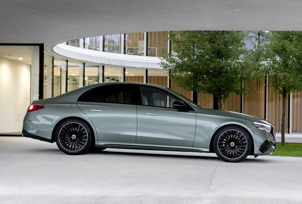 La berline classique à trois volumes Mercedes Classe E offre une direction de l'essieu arrière