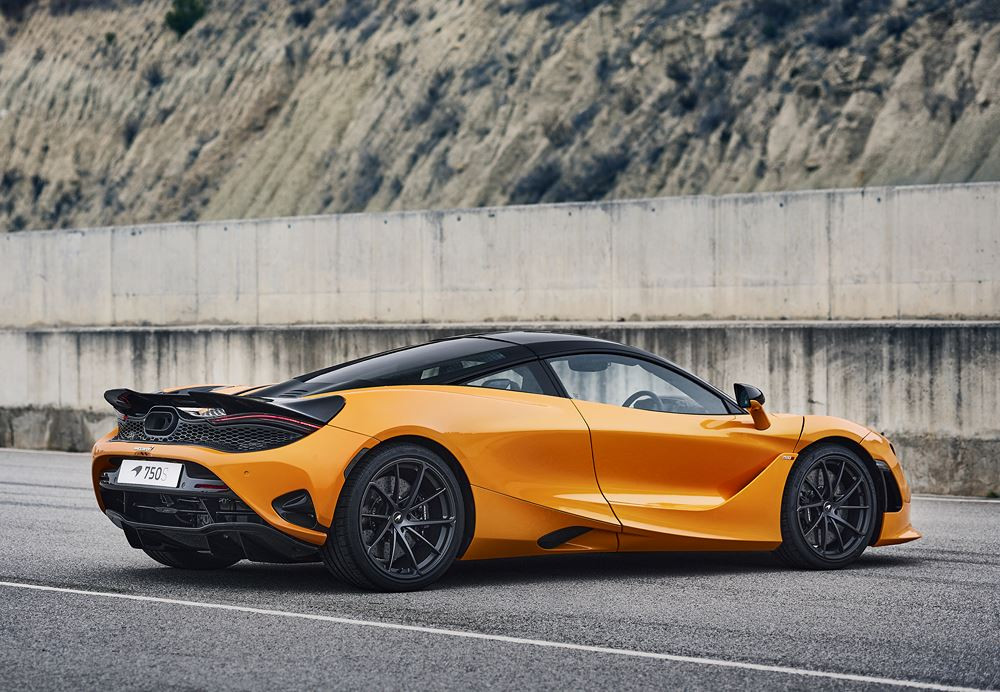 La supercar McLaren 750S embarque un moteur V8 4.0 litres biturbo de 750 ch