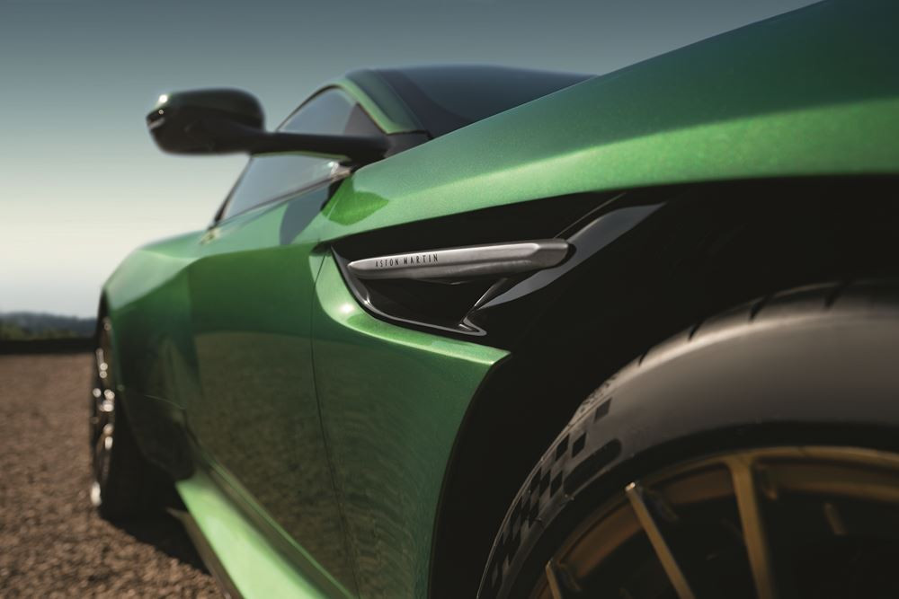 L'Aston Martin DB12 embarque un moteur V8 4.0 litres Twin-Turbo de 680 ch