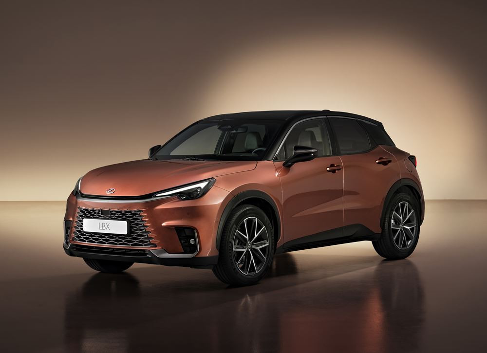 Le Lexus LBX hybride auto-rechargeable affiche une nouvelle identité visuelle