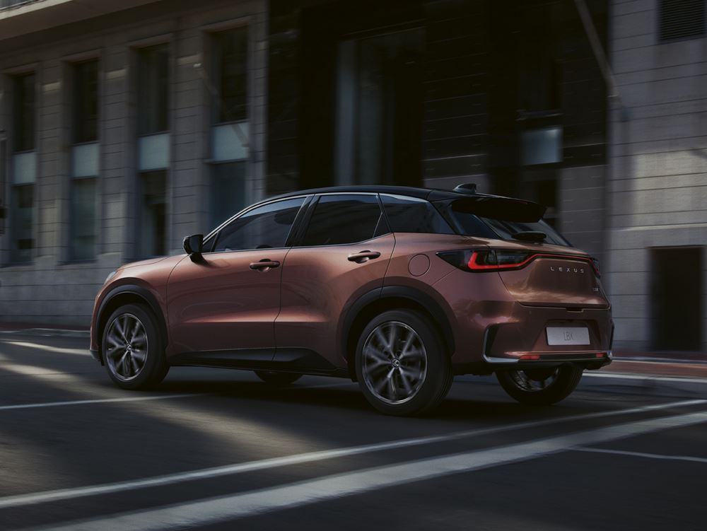 Le Lexus LBX hybride auto-rechargeable affiche une nouvelle identité visuelle