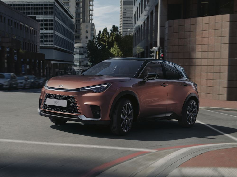 Le Lexus LBX hybride auto-rechargeable affiche une nouvelle identité visuelle