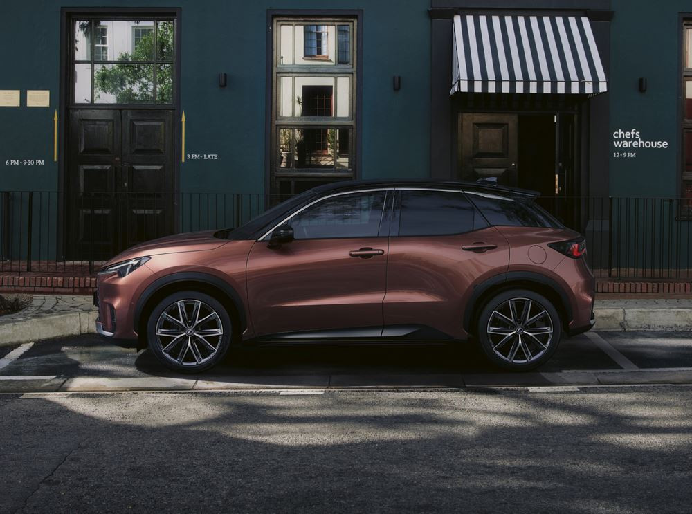 Le Lexus LBX hybride auto-rechargeable affiche une nouvelle identité visuelle