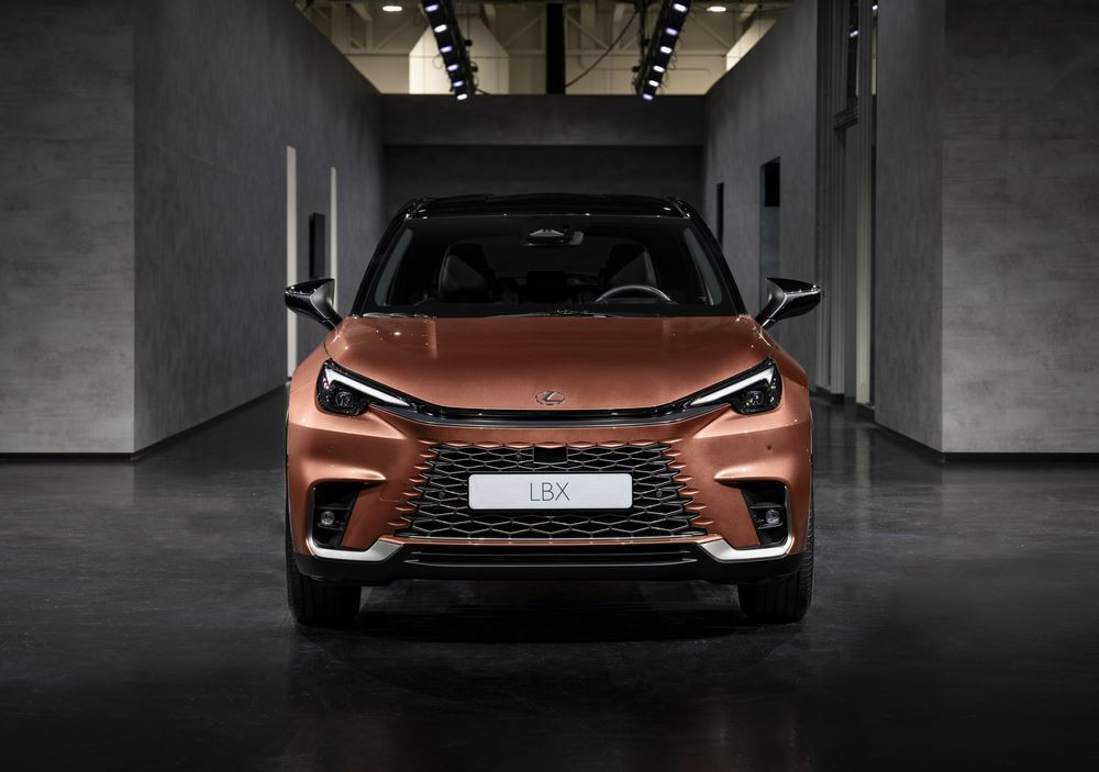 Le Lexus LBX hybride auto-rechargeable affiche une nouvelle identité visuelle