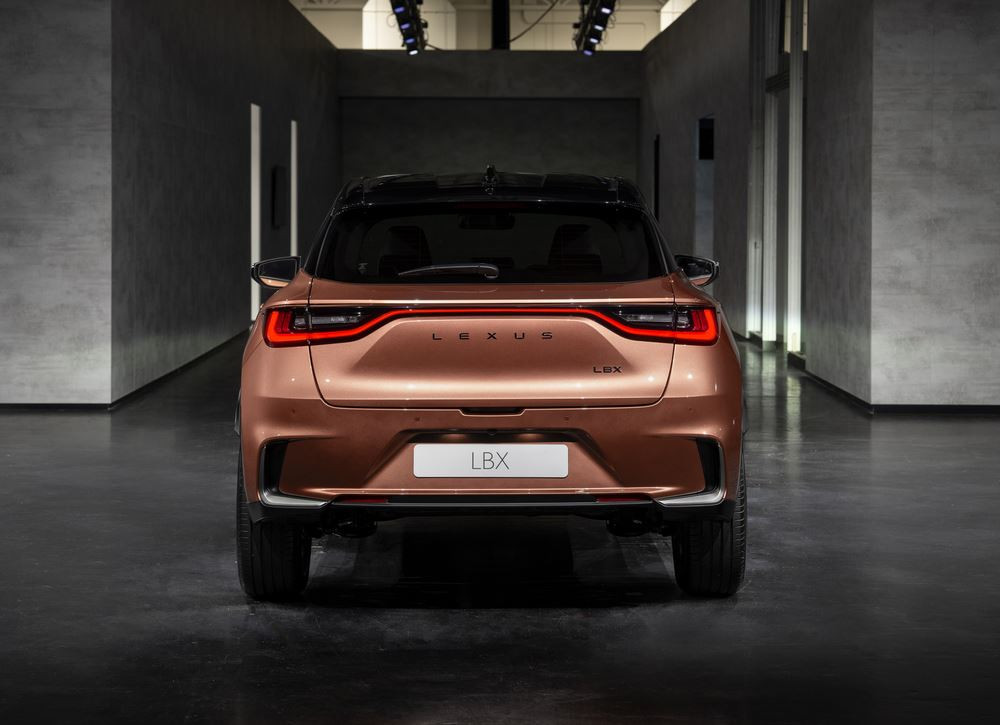 Le Lexus LBX hybride auto-rechargeable affiche une nouvelle identité visuelle