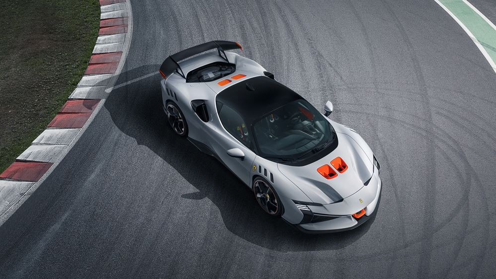 La Ferrari SF90 XX Stradale à moteur V8 hybride rechargeable développe une puissance de 1 030 ch