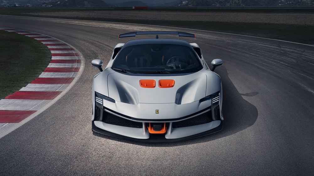 La Ferrari SF90 XX Stradale à moteur V8 hybride rechargeable développe une puissance de 1 030 ch
