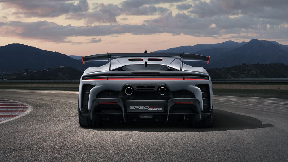 La Ferrari SF90 XX Stradale à moteur V8 hybride rechargeable développe une puissance de 1 030 ch