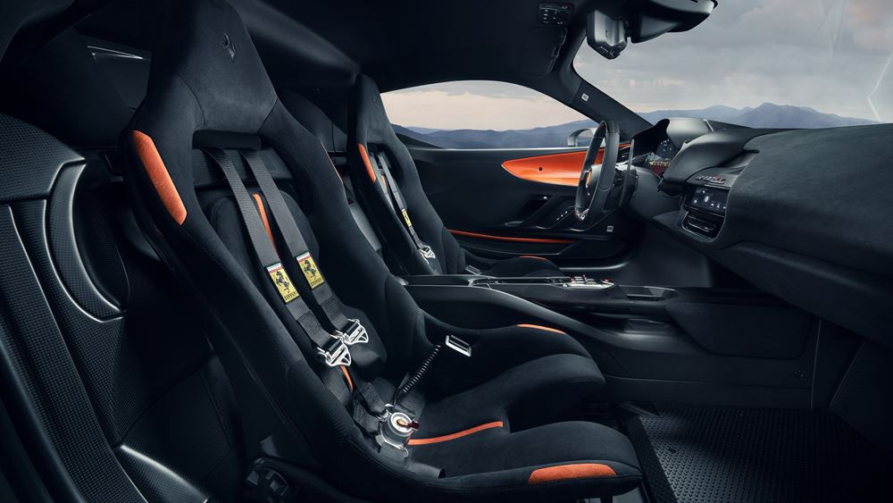 La Ferrari SF90 XX Stradale à moteur V8 hybride rechargeable développe une puissance de 1 030 ch