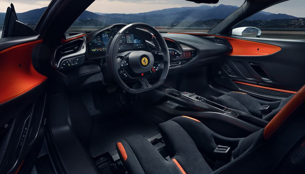 La Ferrari SF90 XX Stradale à moteur V8 hybride rechargeable développe une puissance de 1 030 ch