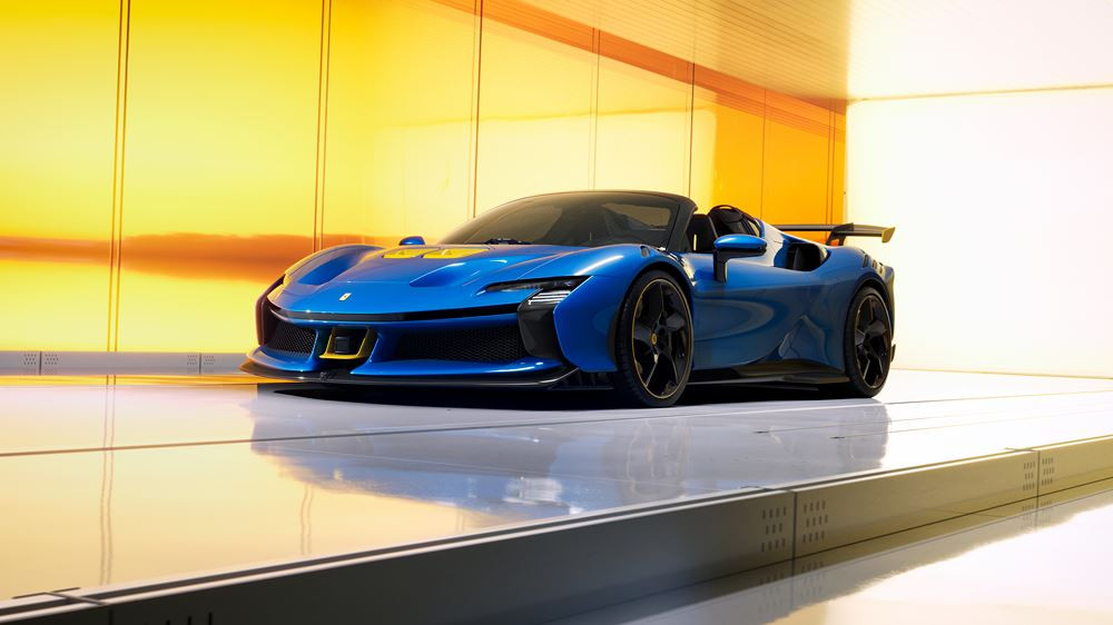 La Ferrari SF90 XX Spider à moteur V8 hybride rechargeable développe une puissance de 1 030 ch