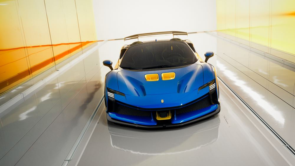 La Ferrari SF90 XX Spider à moteur V8 hybride rechargeable développe une puissance de 1 030 ch