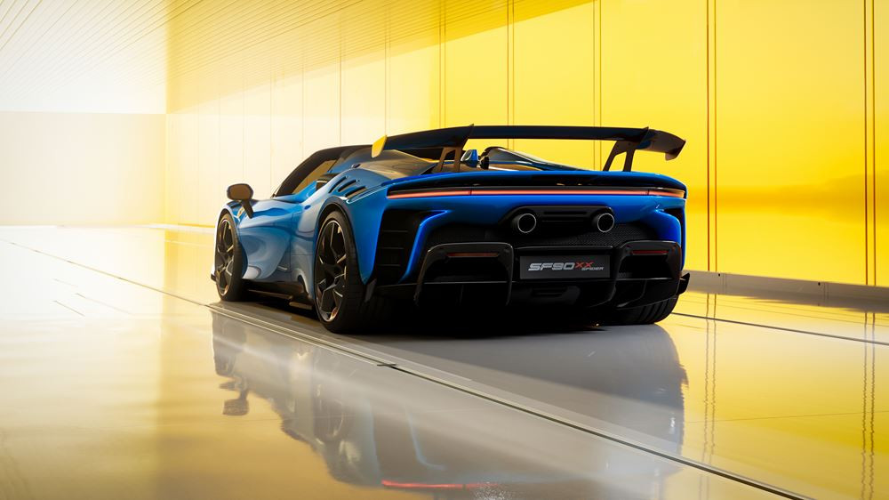 La Ferrari SF90 XX Spider à moteur V8 hybride rechargeable développe une puissance de 1 030 ch