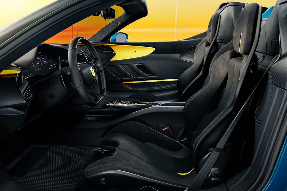 La Ferrari SF90 XX Spider à moteur V8 hybride rechargeable développe une puissance de 1 030 ch