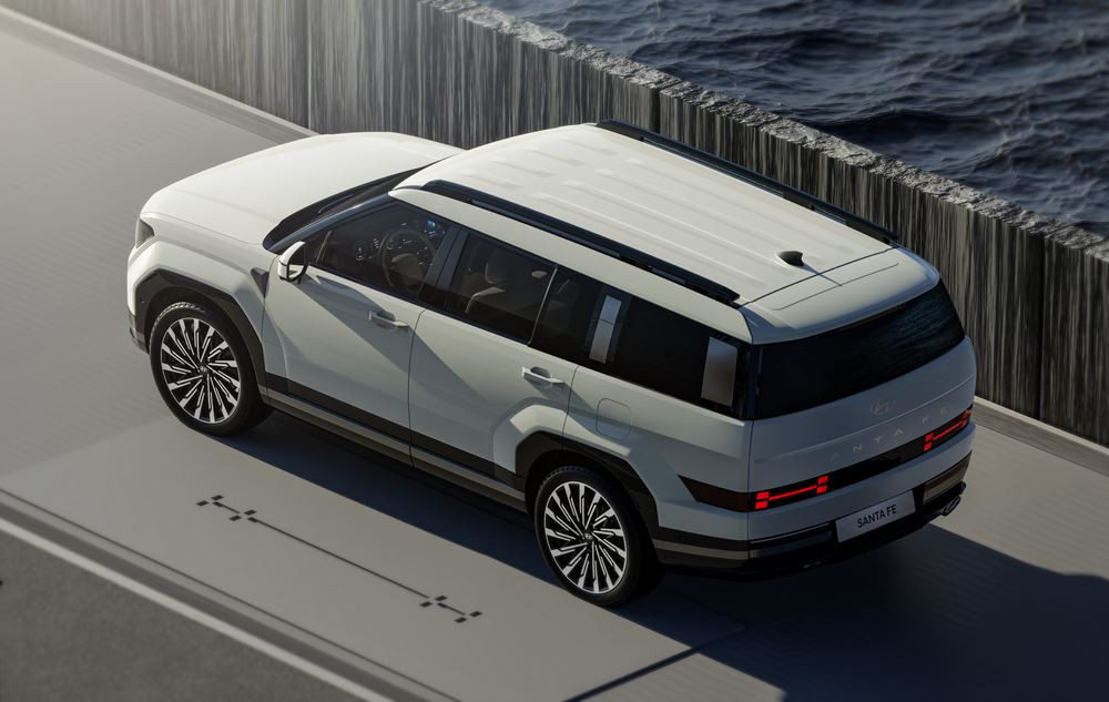 Le SUV familial Hyundai Santa Fe de cinquième génération se singularise par une large baie de hayon