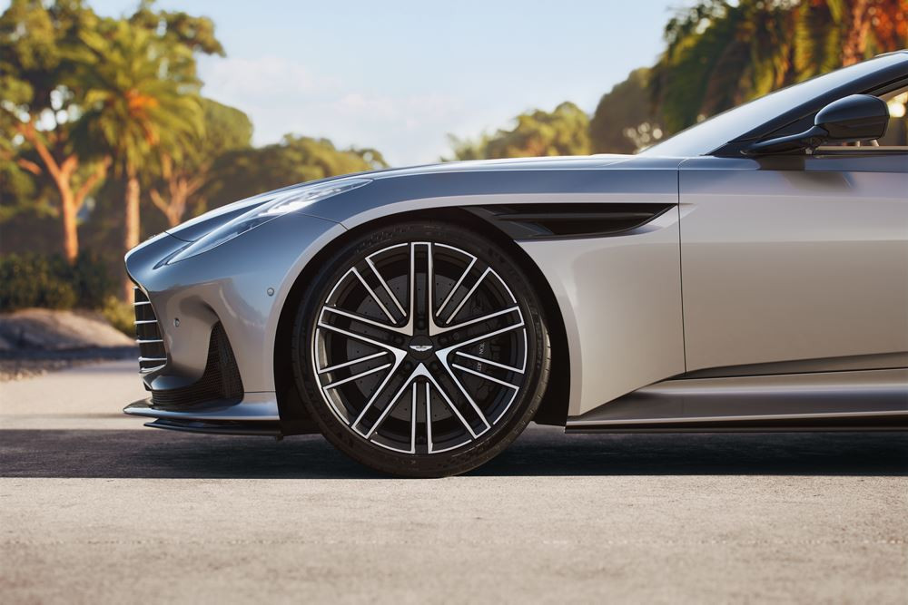 L'Aston Martin DB12 Volante embarque un moteur V8 4.0 litres Twin-Turbo de 680 ch