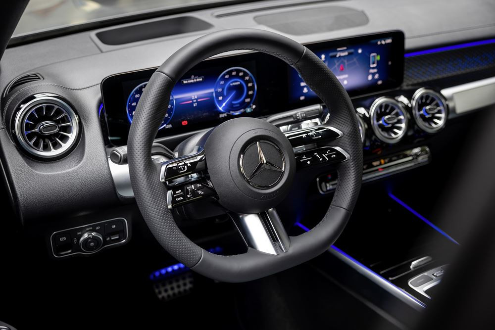 Le SUV compact sept places électrique Mercedes EQB s'offre une mise à jour