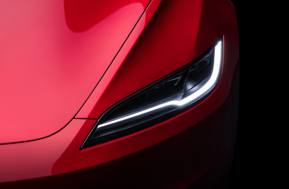 La berline de taille intermédiaire électrique Tesla Model 3 bénéficie d'améliorations