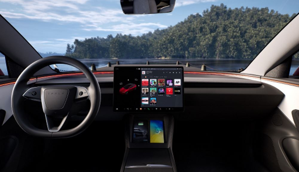 La berline de taille intermédiaire électrique Tesla Model 3 bénéficie d'améliorations