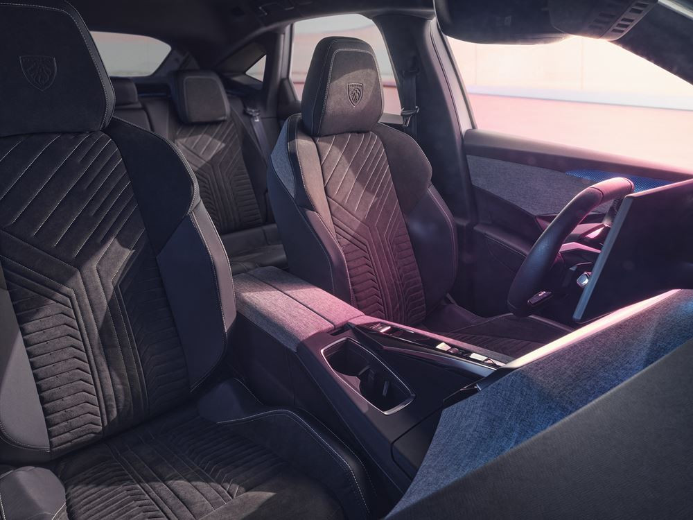 Le SUV fastback électrique Peugeot e-3008 revendique jusqu'à 700 km d'autonomie