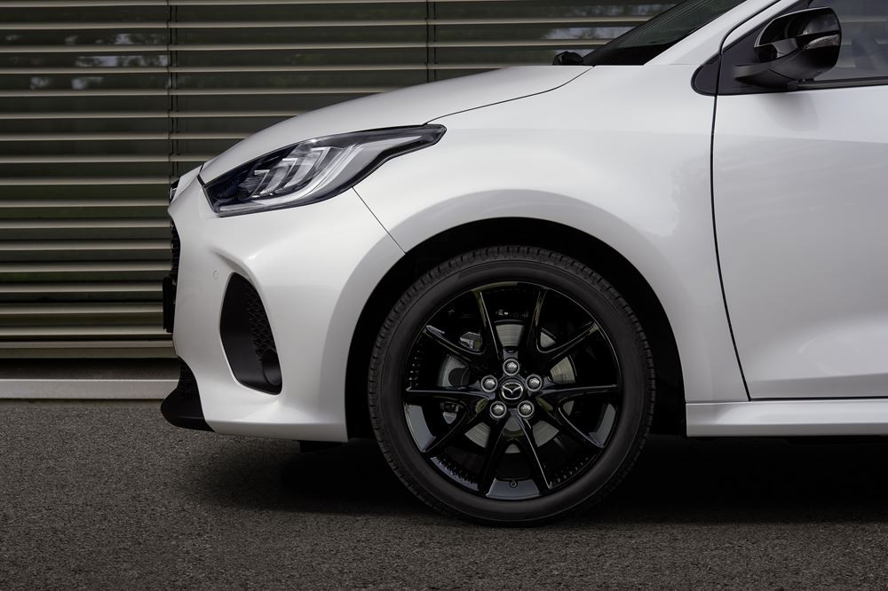 La Mazda 2 Hybrid restylée affiche le design des faces avant et arrière des modèles de la marque