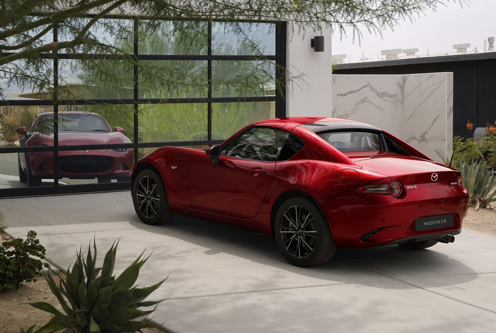 Le roadster biplace à toit rigide rétractable Mazda MX-5 RF s'offre quelques évolutions stylistiques