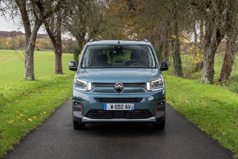 Le ludospace Citroën ë-Berlingo adopte une face avant moderne et affirmée